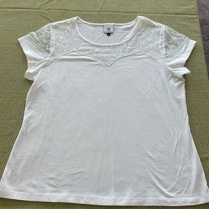 White Cabishort sleeved w lace top